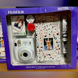 Fujifilm Instax Mini 11 Instant Camera Gift Set, White